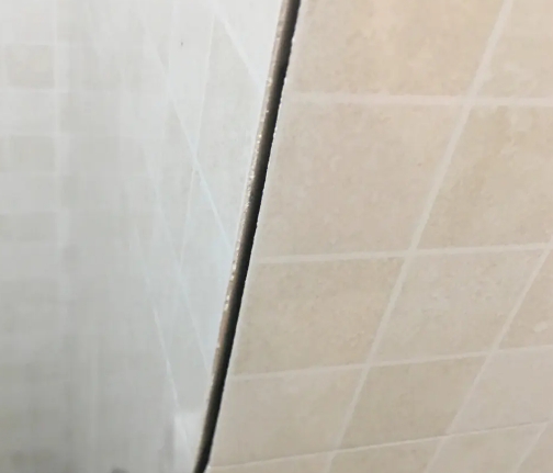 武宣瓷砖空鼓维修公司分享阳台瓷砖脱落的修复过程可以分为以下几个步骤
