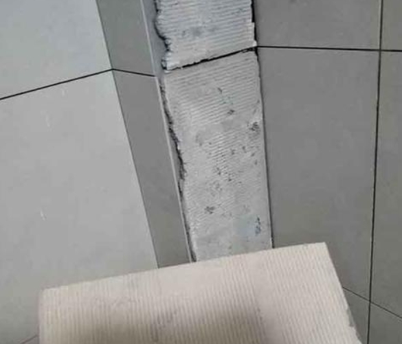 武宣瓷砖空鼓维修公司分享下厨房瓷砖脱落的补救措施。